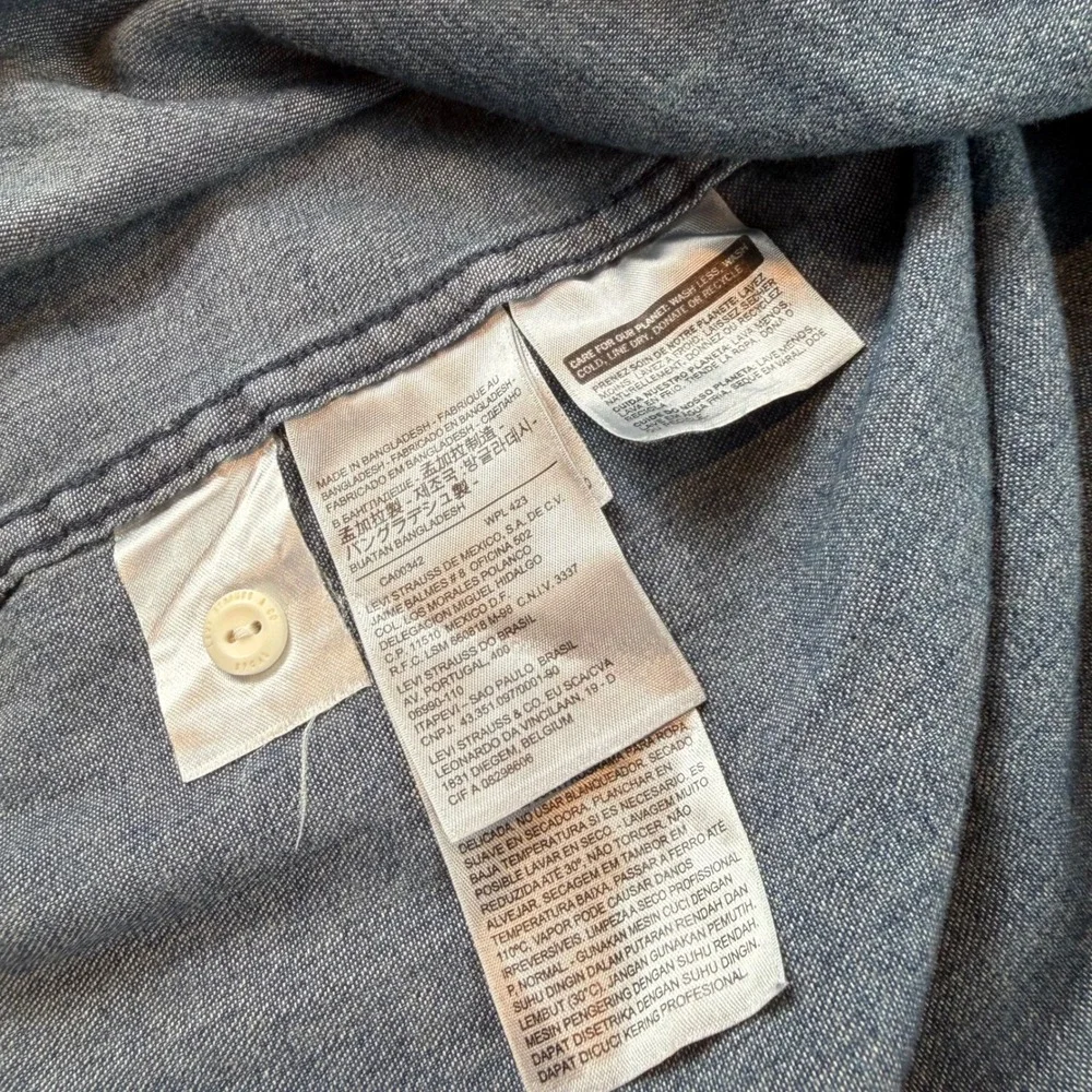 Levis Mens XL Denim Button Down Shirt Dark Wash Long Sleeve Dual Pocket Cotton